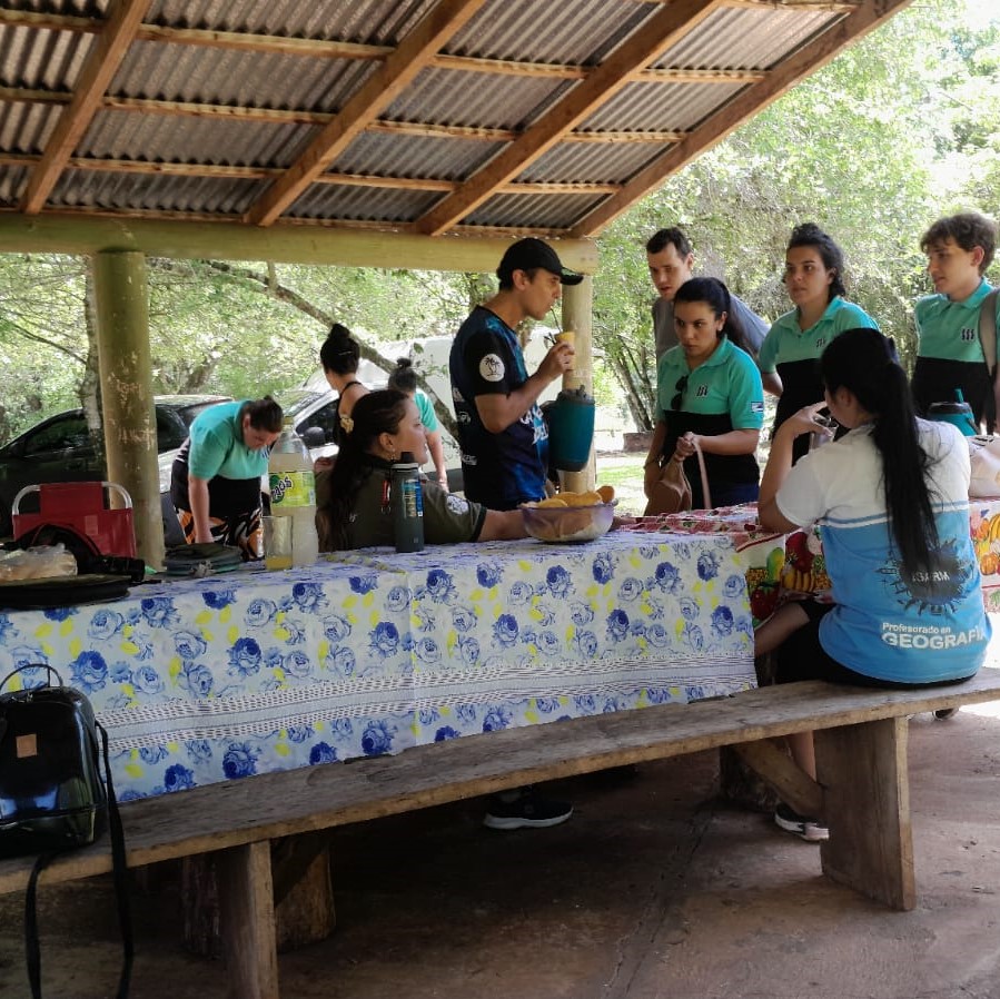 ESTUDIANTES DE LA CARRERA DE GEOGRAFÍA DEL INST. RUIZ DE MONTOYA VISITAN ARISTÓBULO DEL VALLE