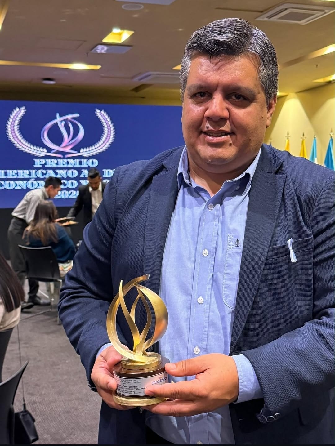 Aristóbulo del Valle recibe reconocimiento internacional